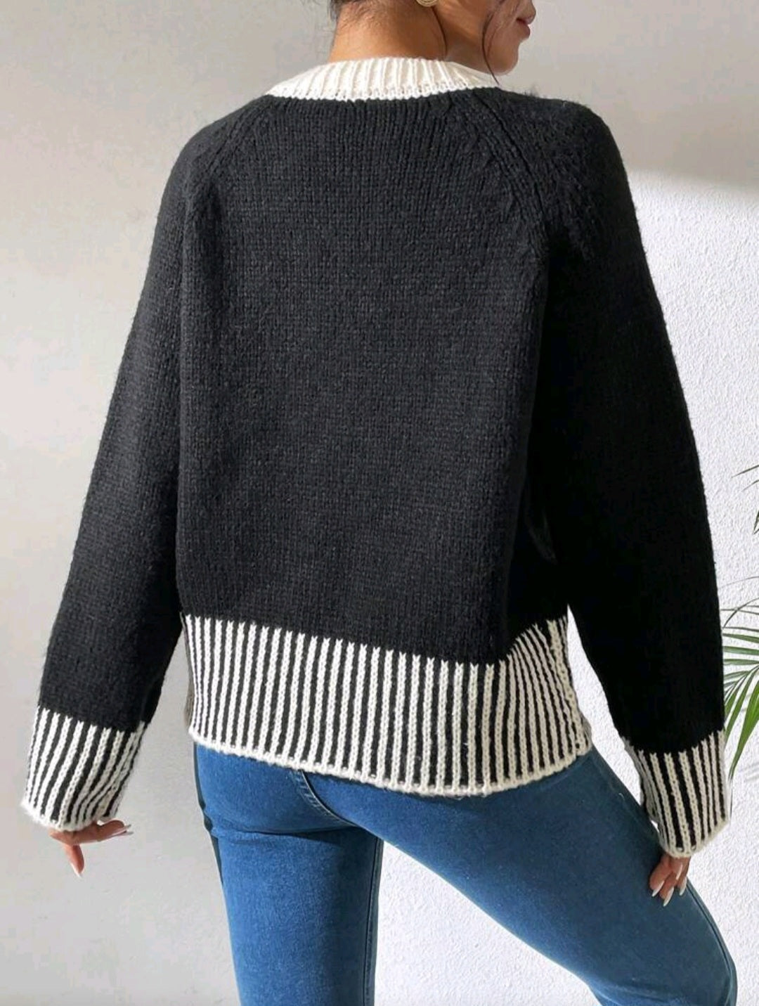 Knitted contrast colored cardigan