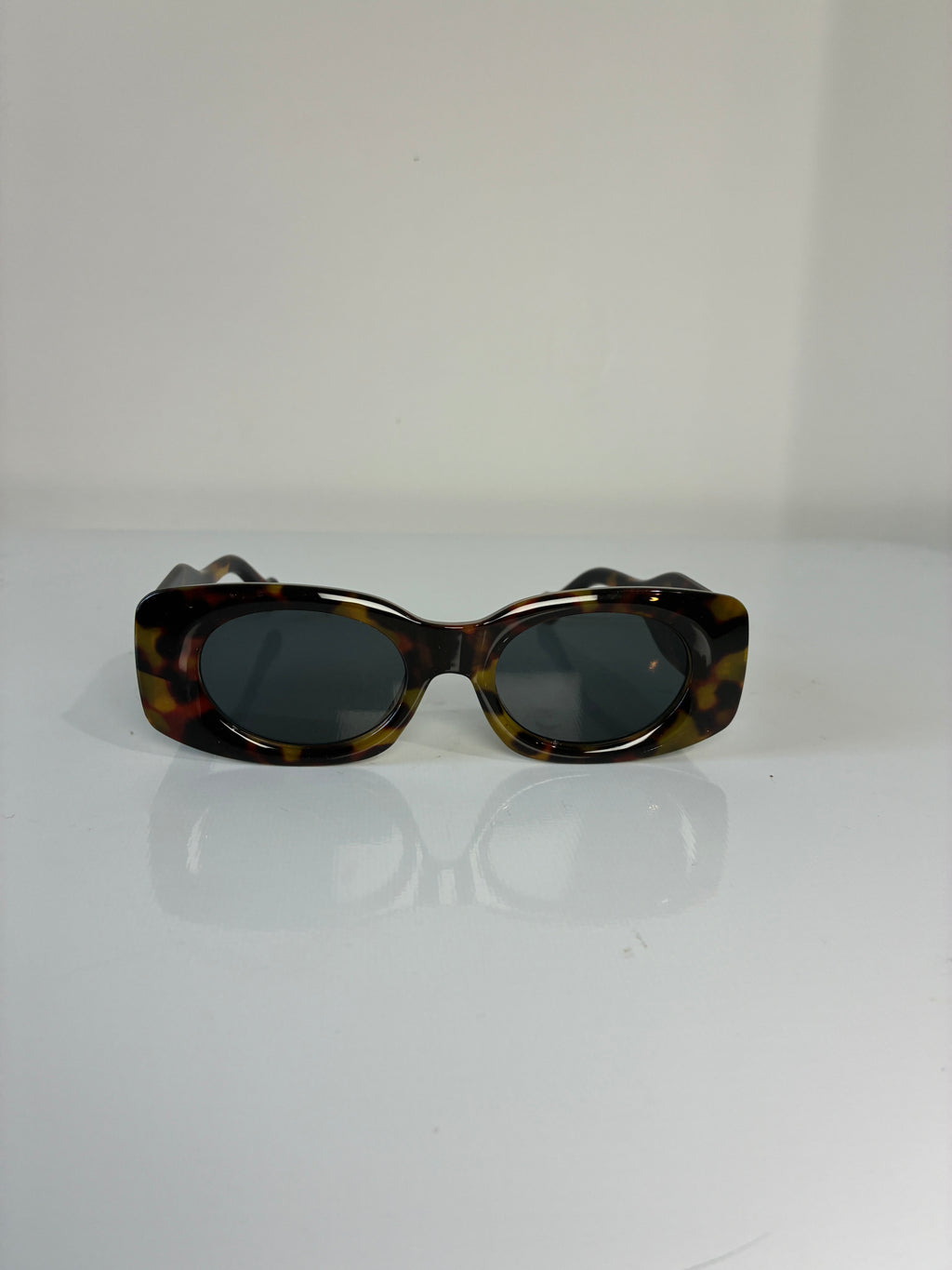 Tortoise shell design frame sunnies