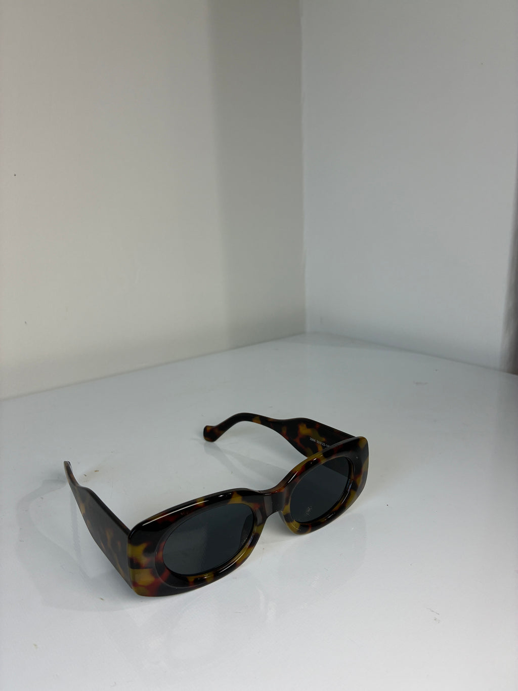 Tortoise shell design frame sunnies