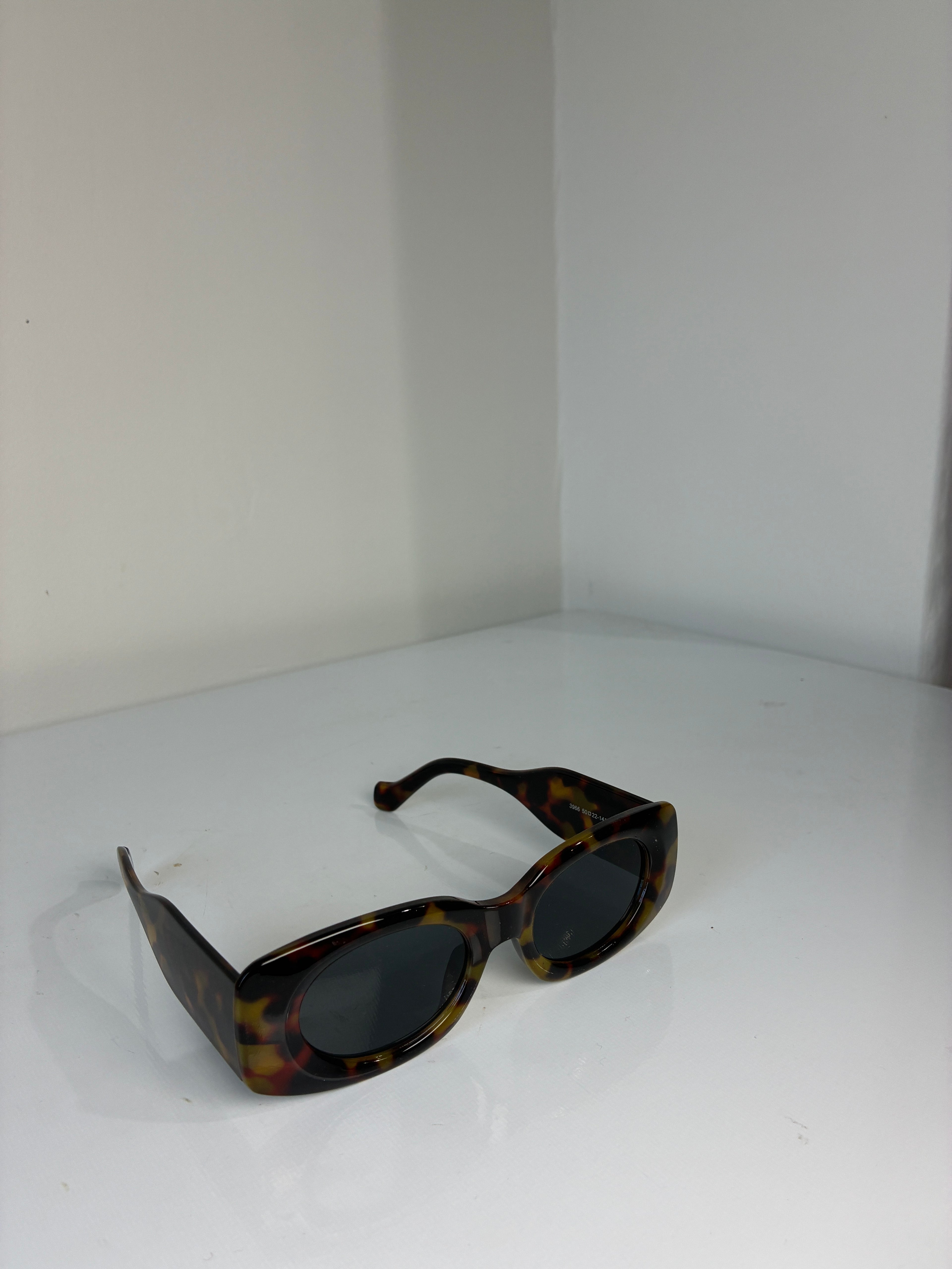 Tortoise shell design frame sunnies