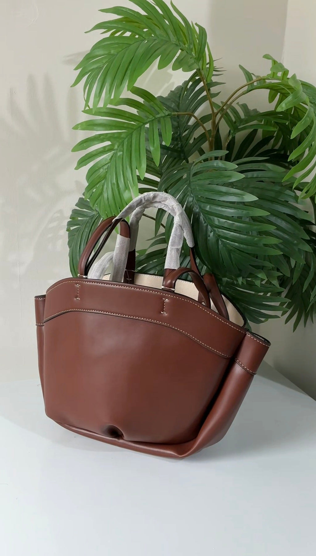 Solid tote bag