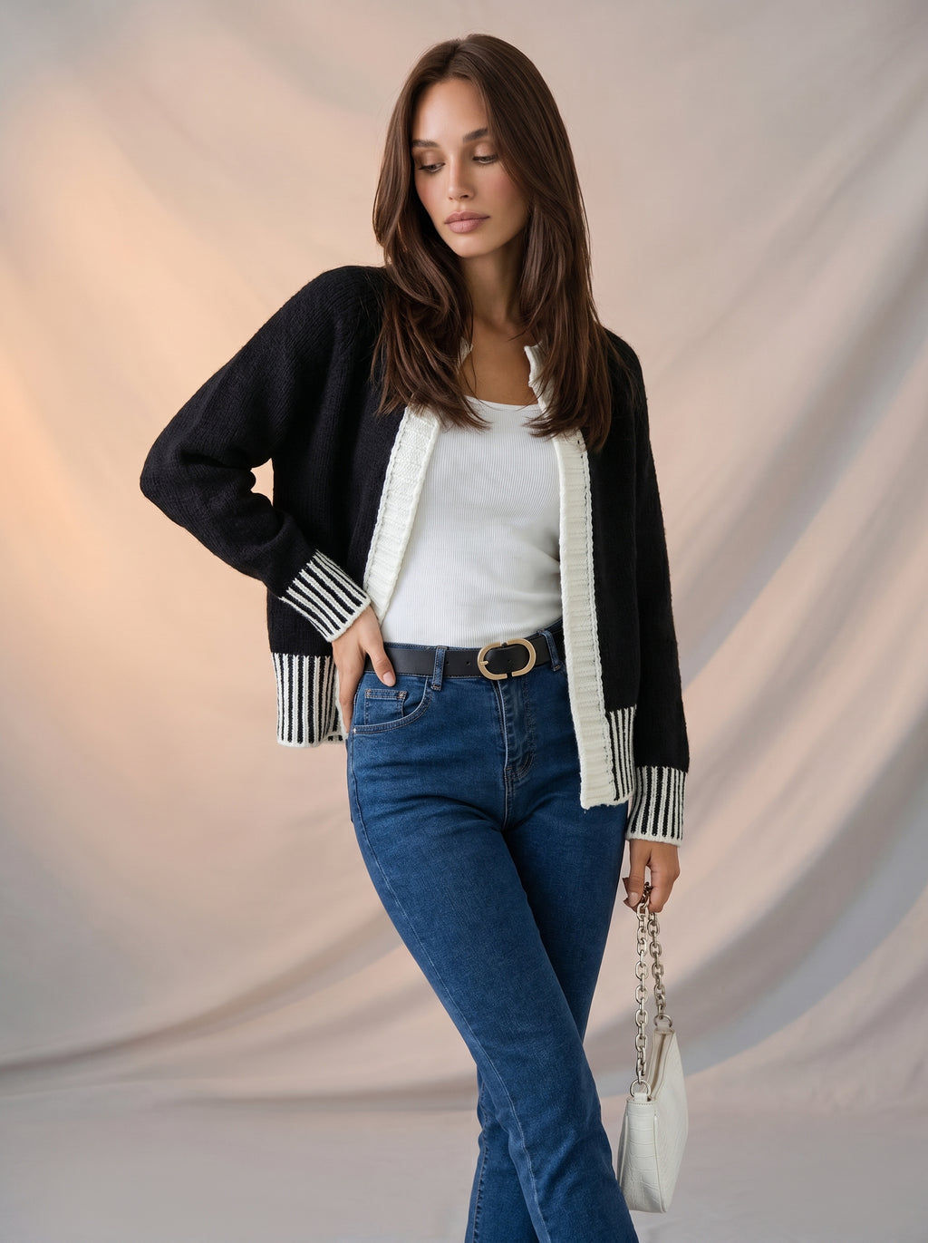 Knitted contrast colored cardigan