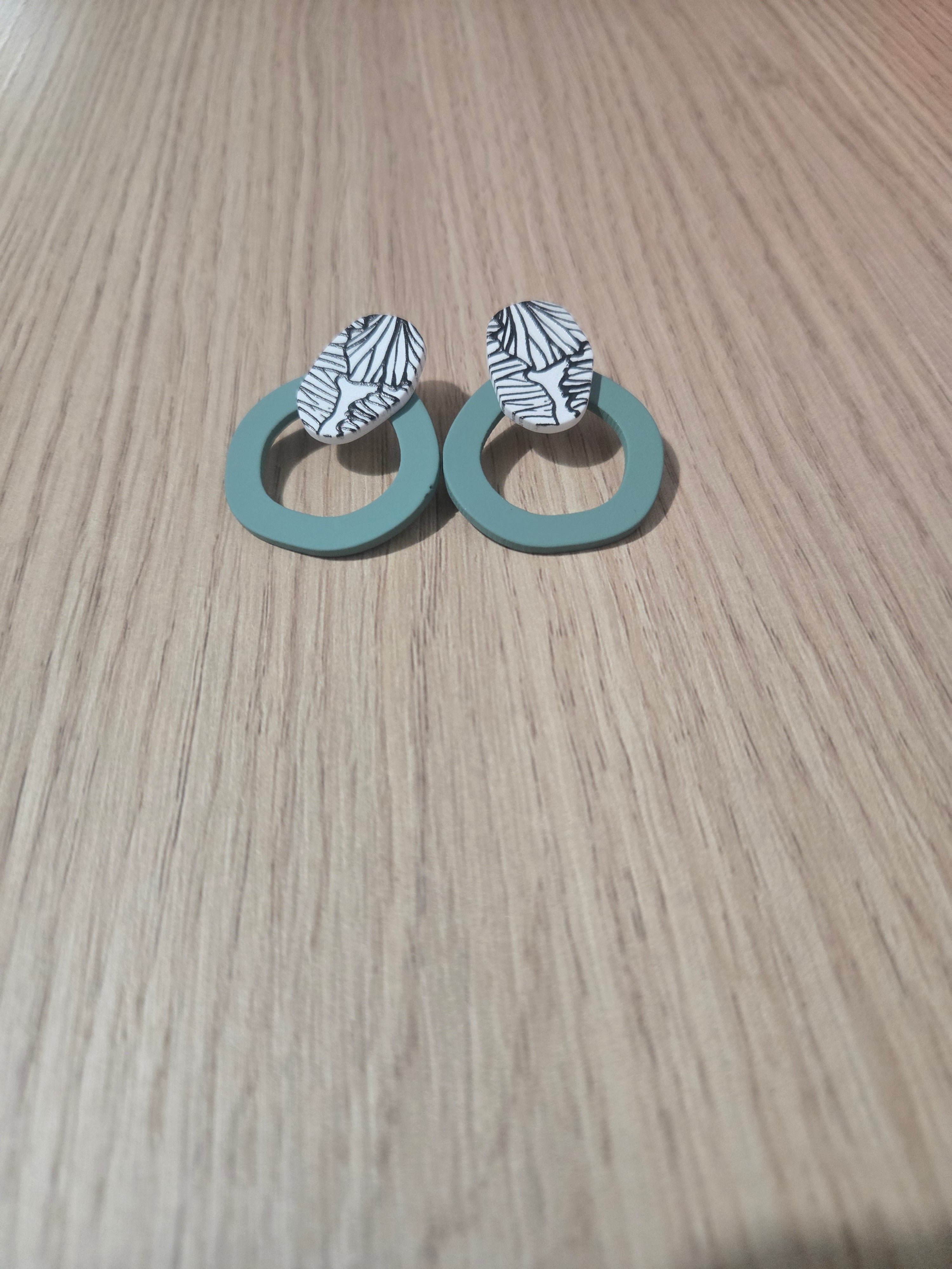 Artsy pair of earrings