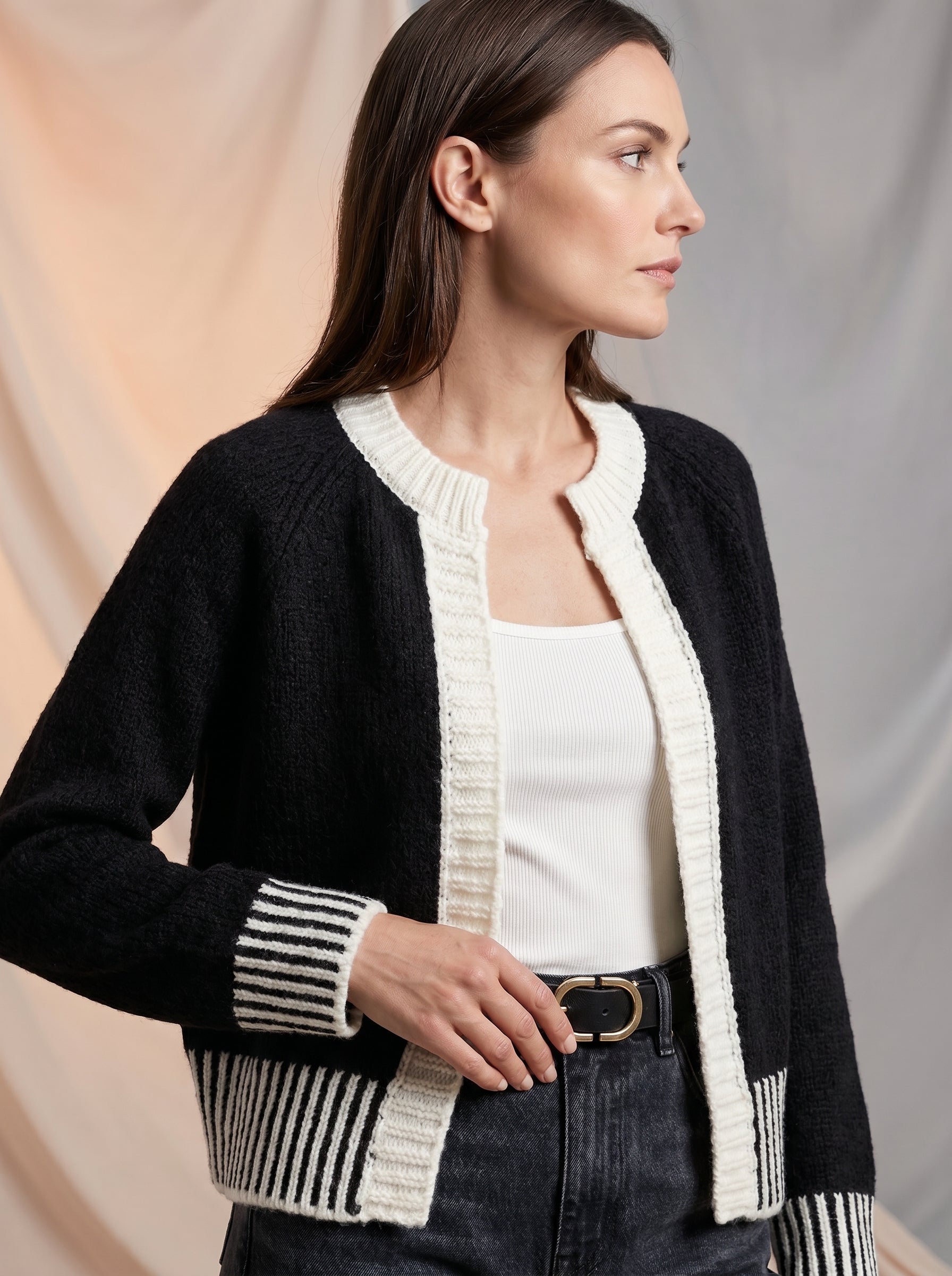 Knitted contrast colored cardigan