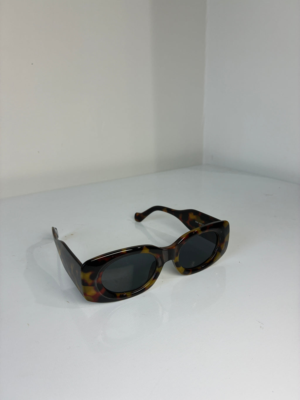 Tortoise shell design frame sunnies